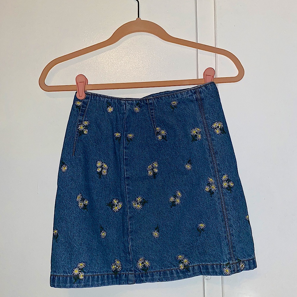 Denim skirt w/ floral embroidery